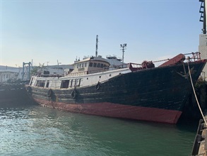 香港海關一月十二日在橫瀾島水域偵破一宗涉嫌利用漁船走私案件，檢獲約一百二十公噸懷疑走私急凍牛肉，估計市值約四百七十萬元。圖示該艘涉案漁船。