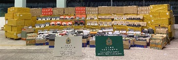 香港海關一月十四日在文錦渡管制站檢獲約二萬件懷疑冒牌物品，估計市值約二百三十萬元。