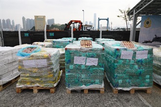 香港海關一月十七日進行反走私行動，在龍鼓洲對開海面偵破一宗涉嫌利用漁船、躉船及拖船走私的案件，檢獲約十四萬六千公斤懷疑走私凍肉，估計市值約五百一十萬元。圖示部分檢獲的懷疑走私凍肉。