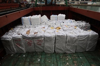 香港海關一月十七日進行反走私行動，在龍鼓洲對開海面偵破一宗涉嫌利用漁船、躉船及拖船走私的案件，檢獲約十四萬六千公斤懷疑走私凍肉，估計市值約五百一十萬元。圖示部分在𧄌船上檢獲的懷疑走私凍肉。