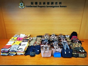 香港海關一月五日、一月十二日及昨日（一月十九日）一連三個周日於中區採取執法行動，打擊售賣侵權物品的流動小販攤檔，共檢獲約二千二百件懷疑侵權物品，估計市值約三十一萬元。圖示部分檢獲的懷疑侵權物品。