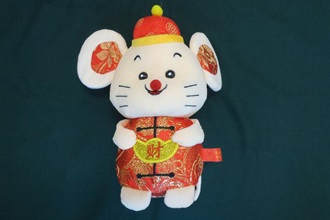 香港海关今日（一月二十四日）提醒市民留意一款不安全毛绒玩具，测试结果显示玩具的小部件有令儿童窒息的潜在危险，为免发生意外，儿童应停止把玩。