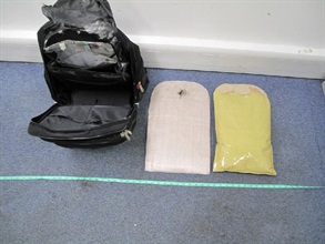 About 1.6 kg methamphetamine was seized from the false compartment of the luggage case.