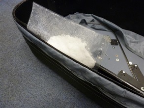 海關在機場檢獲一批收藏於行李箱暗格內的甲基安非他命，重約兩公斤。
