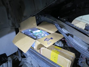 The smartphones found under the vehicle cab of the lorry.