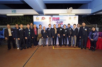 知識產權署署長張錦輝（右七）、香港海關署理副關長譚耀強（右八）與十一個青少年制服團體領袖於活動中合照。