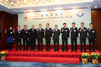 The Secretary for Commerce and Economic Development, Mr Gregory So (sixth right), and the Commissioner of Customs and Excise, Mr Roy Tang (fifth left), propose a toast at the 2016 International Customs Day reception today (January 25). Joining them are the President of the Legislative Council, Mr Jasper Tsang (fifth right); the Secretary for Security, Mr Lai Tung-kwok (fourth left); the Deputy Director-General of the Guangdong Sub-Administration of the General Administration of Customs of the People's Republic of China, Mr Xu Weiwei (fourth right); and the directorate of Hong Kong Customs.