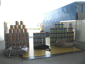 香港海關人員今日（十二月二十四日）在一輛出境的跨境貨車上檢獲九十罐未有申報的奶粉，市值約二萬五千二百元。