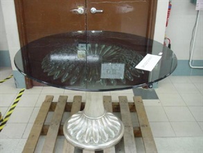 一款桌面以玻璃構造的不安全餐桌。