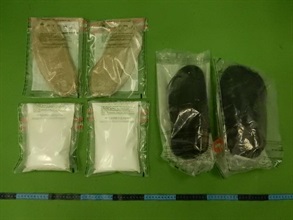 香港海關昨日（二月一日）在香港國際機場一連破獲兩宗旅客販運毒品的案件，分別檢獲約十一公斤懷疑氯胺酮及約一公斤懷疑可卡因，估計市值共約七百二十萬元。圖示檢獲的懷疑可卡因。
