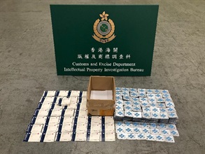 香港海關一月份採取針對性專項行動，打擊以美國為目的地的跨境冒牌物品活動，檢獲共約一萬件懷疑冒牌物品，估計市值約一百一十萬元。圖示檢獲的懷疑冒牌藥物。