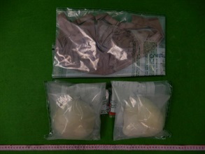 香港海關昨日（二月八日）和今日（二月九日）在香港國際機場一連破獲三宗旅客販運毒品的案件，共檢獲約六公斤懷疑冰毒及約四公斤懷疑可卡因，估計市值共約八百九十萬元。圖示部分檢獲的懷疑可卡因。