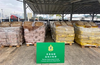 香港海關今日（一月二十一日）在香港西面水域進行反走私行動，偵破一宗涉嫌利用貨船走私的案件，檢獲約六十噸懷疑走私凍肉，估計市值約一千二百萬元。圖示部分檢獲的懷疑走私凍肉。