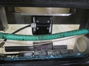 香港海关三月十三日在葵涌海关大楼验货场检获约十六点五公斤怀疑可卡因，估计市值约一千七百七十万元。图示部分检获的怀疑可卡因收藏在货柜蒸发器风扇的顶部位置。