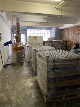 Hong Kong Customs yesterday (April 15) conducted an enforcement operation in Tsuen Wan and detected the first case ever of using imported gin from overseas to disguise as locally-distilled gin for sale. During the operation, a total of 3 046 bottles of gin suspected to be involved with the case, a batch of labels and a set of still were seized with an estimated market value of about $1.5 million in total.