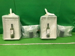 香港海关四月十五日在香港国际机场检获约两公斤怀疑液态可卡因，估计市值约二百三十万元。图示检获的怀疑液态可卡因。