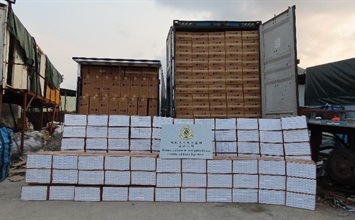 Hong Kong Customs yesterday (April 21) seized about 10 million suspected illicit cigarettes in Yuen Long with an estimated market value of about $28 million and a duty potential of about $19 million. This is the third case detected by Customs this year involving more than 10 million suspected illicit cigarettes.