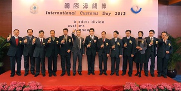 The Secretary for Commerce and Economic Development, Mr Gregory So (seventh left); the Commissioner of Customs and Excise, Mr Clement Cheung (sixth left) propose a toast at the International Customs Day reception today (January 17). Joining them are the President of the Legislative Council, Mr Jasper Tsang (sixth right), the Director-General of Macao Customs, Mr Choi Lai Hang (fifth left) and the directorate of Hong Kong Customs.