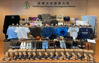 Hong Kong Customs conducted a one-month joint operation with Mainland and Macao Customs from April 22 to yesterday (May 22) to combat cross-boundary counterfeiting activities in the three places and with goods destined for overseas countries. During the operation, Hong Kong Customs seized about 32 000 items of suspected counterfeit goods with an estimated market value of about $13.5 million. Photo shows some of the suspected counterfeit goods seized.