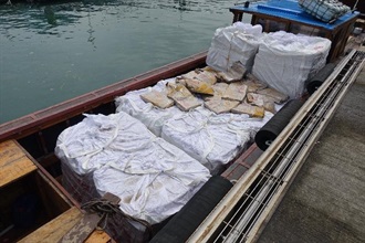 香港海關及水警昨日（五月十一日）採取聯合行動打擊走私活動，在龍鼓洲對開海面偵破一宗涉嫌利用漁船走私的案件，檢獲約九公噸懷疑走私凍肉，估計市值約三十萬元。圖示部分在漁船上檢獲的懷疑走私凍肉。