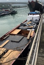 香港海關及水警昨日（五月十一日）採取聯合行動打擊走私活動，在龍鼓洲對開海面偵破一宗涉嫌利用漁船走私的案件，檢獲約九公噸懷疑走私凍肉，估計市值約三十萬元。圖示懷疑涉案的漁船。