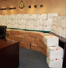 香港海關在一批準備運往外地的郵包內，檢獲走私煙絲。