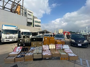 Hong Kong Customs and the Marine Police mounted a joint operation and detected a suspected speedboat-related smuggling case in Sha Tau Kok on May 12. A batch of suspected smuggled goods was seized including cosmetics, daily necessities, food and electronic products with an estimated market value of about $23 million. Photo shows some of the suspected smuggled goods seized and vehicles involved in the case.