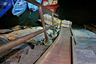 香港海關及水警五月十二日採取聯合行動，在沙頭角偵破一宗涉嫌利用快艇走私的案件，檢獲一批懷疑走私貨物，包括化妝品、日用品、食物及電子產品，估計市值約二千三百萬元。圖示懷疑被用作走私貨物的滑梯。