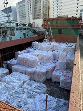 香港海關昨日（五月十五日）在香港國際機場對開海面偵破一宗涉嫌利用躉船走私的案件，檢獲約二百一十公噸懷疑走私凍肉，估計市值約七百三十萬元。圖示在躉船上檢獲的懷疑走私凍肉。
