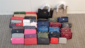 香港海關昨日（五月二十日）在旺角採取特別行動，打擊售賣侵權物品活動，檢獲約五千件懷疑侵權物品，估計市值約五十萬元。圖示部分檢獲的懷疑侵權物品。