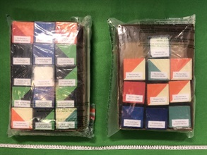 香港海關五月十五日在香港國際機場檢獲約三點七公斤懷疑氯胺酮及約二點五公斤懷疑可卡因，估計市值約四百九十萬元。圖示收藏於積木盒子內的懷疑毒品。