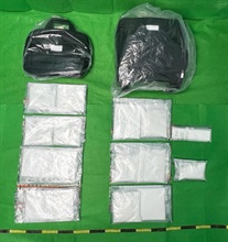 香港海關昨日（五月二十三日）在香港國際機場檢獲約四點二公斤懷疑可卡因，估計市值約四百六十萬元。圖示檢獲的懷疑可卡因。