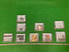 香港海关近一个月内接连侦破四宗贩运怀疑大麻及含四氢大麻酚成分产品案件，于四月十七日、四月二十三日、五月十三日及昨日（五月二十一日）分别在香港国际机场及秀茂坪检获共约五百五十三克怀疑含四氢大麻酚成分的产品及约两克怀疑草本大麻，估计市值约六万元。图示部分在香港国际机场检获的怀疑含四氢大麻酚成分的产品及怀疑草本大麻。