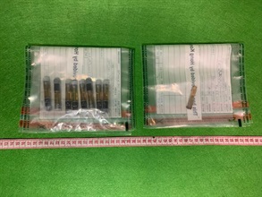 香港海关近一个月内接连侦破四宗贩运怀疑大麻及含四氢大麻酚成分产品案件，于四月十七日、四月二十三日、五月十三日及昨日（五月二十一日）分别在香港国际机场及秀茂坪检获共约五百五十三克怀疑含四氢大麻酚成分的产品及约两克怀疑草本大麻，估计市值约六万元。图示部分在秀茂坪检获的怀疑含四氢大麻酚成分的产品及怀疑草本大麻。