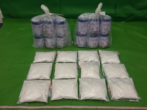 Hong Kong Customs yesterday (May 30) seized about 7 kilograms of suspected cocaine and about 18.5 grams of suspected ketamine at Hong Kong International Airport and Tsuen Wan respectively with an estimated market value of about $7.9 million in total. Photo shows the suspected cocaine seized and the powdered formula cans used to conceal the dangerous drugs.