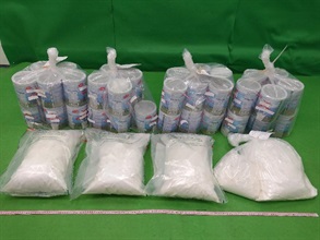 香港海關昨日（六月三日）在香港國際機場檢獲約二十一公斤懷疑可卡因，估計市值約二千四百萬元。這是海關今年於機場破獲的最大宗入口毒品案件。圖示檢獲的懷疑可卡因及用作收藏毒品的配方奶粉罐。