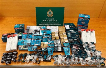 香港海關六月五日採取執法行動，打擊網上售賣冒牌電動工具，並檢獲九十三件懷疑冒牌電動工具，包括充電式電鑽、專用電池及電鋸等貨品，估計市值約六萬元，並拘捕一名男子。