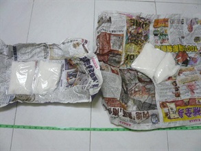 Customs officers yesterday (April 20) arrested a 24-year-old Hong Kong male. A total of 1,279.5 grams of ketamine with an estimated street value of $140,000 and some packing paraphernalia were seized. (Photo 1)