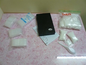 Customs officers yesterday (April 20) arrested a 24-year-old Hong Kong male. A total of 1,279.5 grams of ketamine with an estimated street value of $140,000 and some packing paraphernalia were seized. (Photo 2)