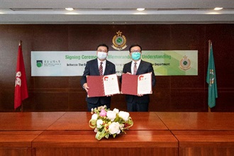 The Commissioner of Customs and Excise, Mr Hermes Tang (right), signed a Memorandum of Understanding with the President of the Open University of Hong Kong, Professor Wong Yuk-shan (left), on June 11 to enhance professional training for new trainee Inspectors and Customs Officers.