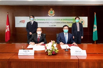 The Assistant Commissioner (Administration and Human Resource Development) of Customs and Excise, Mr Ellis Lai (front row, right), and the Director of the School of Continuing and Professional Education of City University of Hong Kong (CityU), Dr Louis Ma (front row, left), today (June 19) signed a Memorandum of Understanding to encourage continuous learning for Customs officers. The Deputy Commissioner of Customs and Excise, Ms Louise Ho (back row, right), and the Vice-President (Development and External Relations) of CityU, Professor Matthew Lee (back row, left), witnessed the signing at the venue.