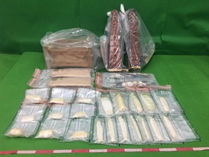 香港海關昨日（六月二十二日）在香港國際機場檢獲約二點八公斤懷疑可卡因，估計市值約三百一十萬元。圖示檢獲的懷疑可卡因及用作收藏毒品的木製品。