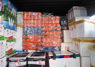 Hong Kong Customs mounted a five-month special operation codenamed "Wave II" from January 25 to yesterday (June 25) to combat smuggling of contraband items by cross-boundary goods vehicles in view of the drastic drop of cross-boundary passenger flow between the Mainland and Hong Kong amid the COVID-19 epidemic. A variety of smuggled goods and prohibited items worth over $66 million were seized, with arrests of 196 people. Photo shows some suspected rolls of unmanifested toilet paper covered by foam boxes of vegetables.