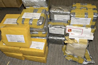 約6萬支未完稅香煙收藏於74個已貼上海外地址的郵包內。