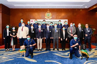 The Commissioner of Customs and Excise, Mr Hermes Tang (second row, centre); the President of the City University of Hong Kong, Professor Way Kuo (second row, fifth left); and the Deputy Commissioner of Customs and Excise, Ms Louise Ho (second row, fourth left), are pictured with 10 officers from the Customs Canine Force who were awarded certificates at the certificate presentation ceremony of the Canine Breeding Training Programme today (July 10).