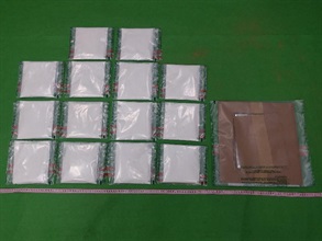 香港海关昨日（七月九日）在香港国际机场检获约二点一公斤怀疑可卡因，估计市值约二百一十万元。图示检获的怀疑可卡因及其中一块用作收藏毒品的卡纸。