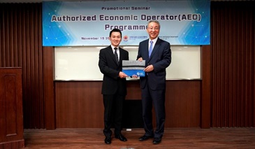 Senior Superintendent of Supply Chain Security Management Office, Mr. James Chui presented a souvenir to Consul General of Consulate General of the Republic of Korea in Hong Kong, Mr KIM Won-jin