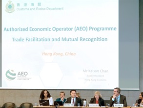 供應鏈安全管理科監督陳華忠（前排左二）在世界貿易組織（WTO）會議上分享「香港認可經濟營運商計劃」