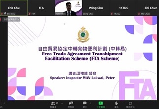 港口及海域科人員(左三)為工作坊参與者介紹「中轉易」。