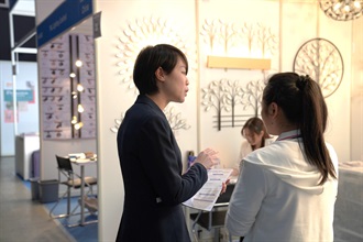 PMC officer promotes the FTA scheme to an exhibitor at the fair.